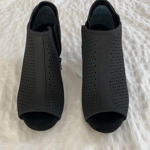 Giani Bernini Size 6.5 Black Angye heels